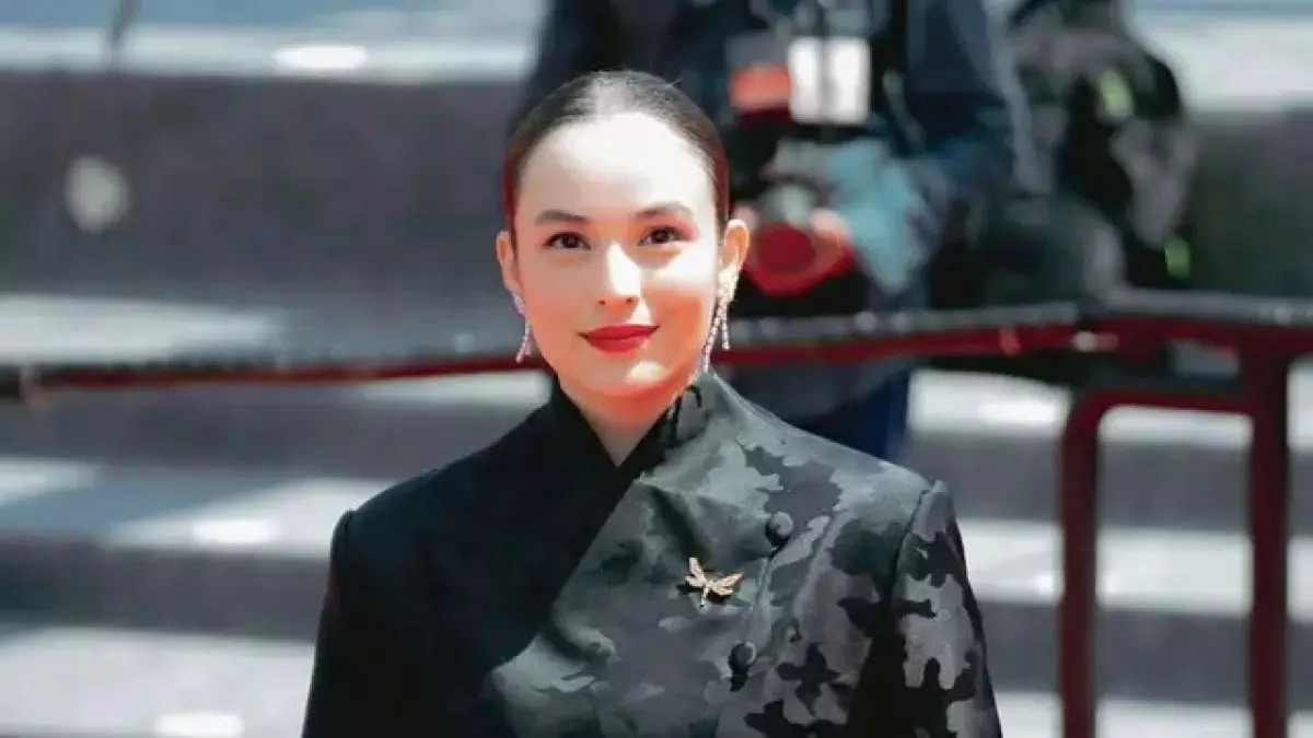 6 Potret gaya Chelsea Islan berkebaya janggan saat melenggang di red carpet Cannes, anggun dan elegan