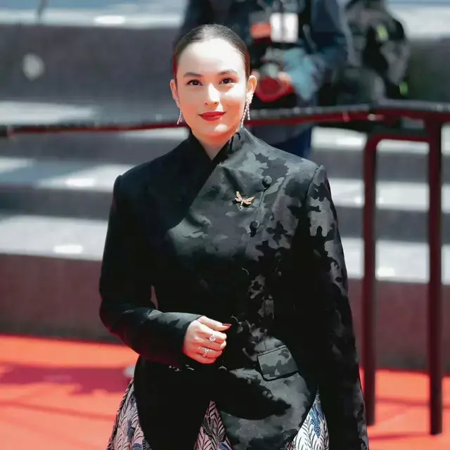 6 Potret gaya Chelsea Islan berkebaya janggan saat melenggang di red carpet Cannes, anggun dan elegan