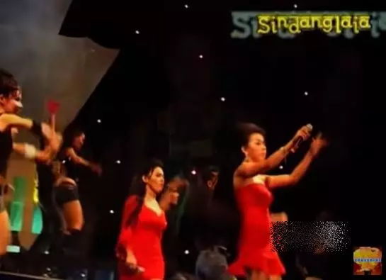 Syahrini gabung duo dangdut Aisyahrani © berbagai sumber Syahrini gabung duo dangdut Aisyahrani © berbagai sumber
