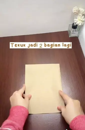 Cara melipat kertas minyak untuk bungkus nasi © TikTok