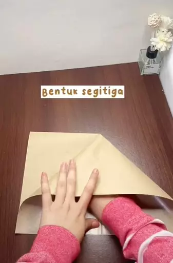 Cara melipat kertas minyak untuk bungkus nasi © TikTok
