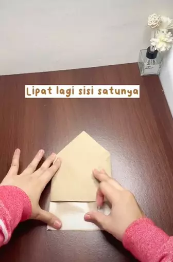 Cara melipat kertas minyak untuk bungkus nasi © TikTok