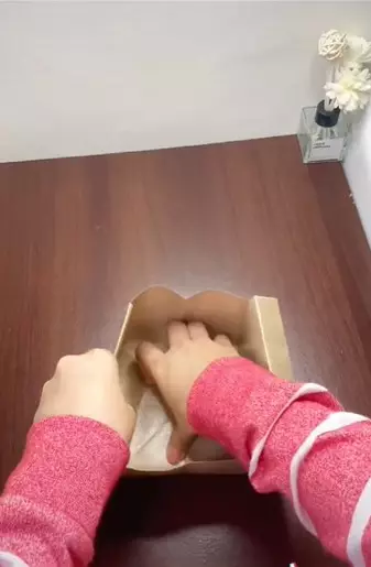 Cara melipat kertas minyak untuk bungkus nasi © TikTok