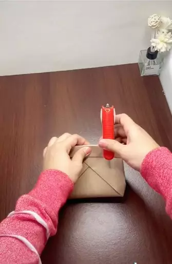 Cara melipat kertas minyak untuk bungkus nasi © TikTok