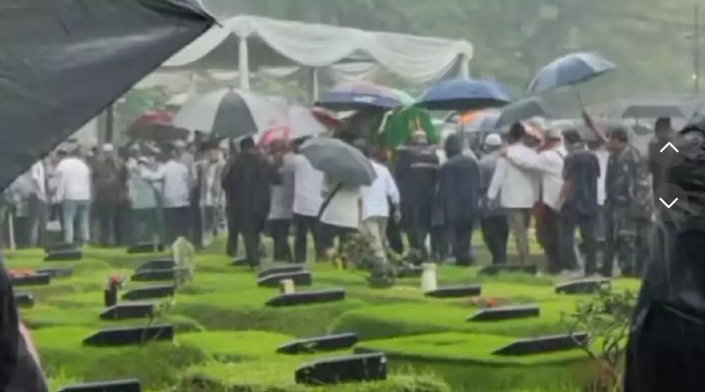 momen pemakaman Ibrahim Sjarief © berbagai sumber momen pemakaman Ibrahim Sjarief © berbagai sumber