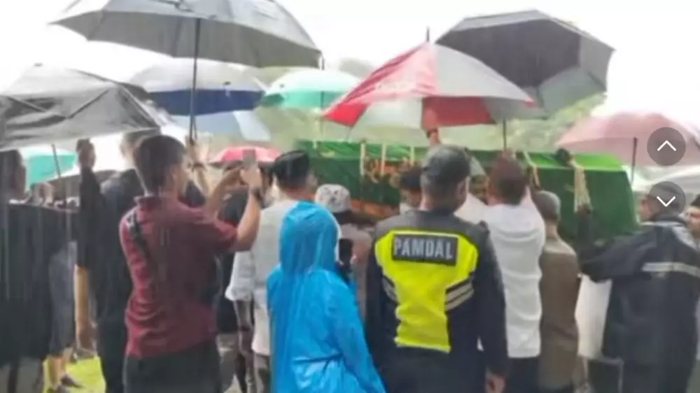 momen pemakaman Ibrahim Sjarief © berbagai sumber momen pemakaman Ibrahim Sjarief © berbagai sumber