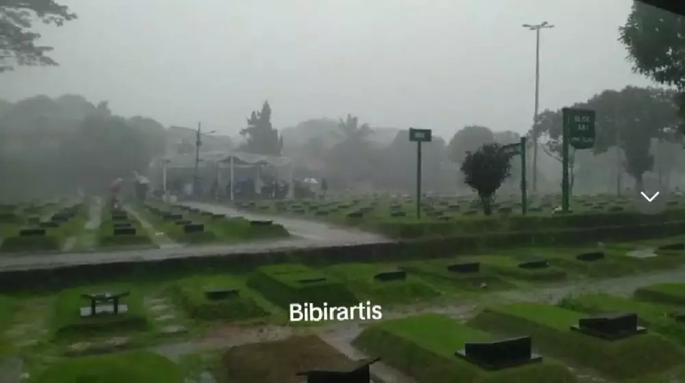 momen pemakaman Ibrahim Sjarief © berbagai sumber momen pemakaman Ibrahim Sjarief © berbagai sumber