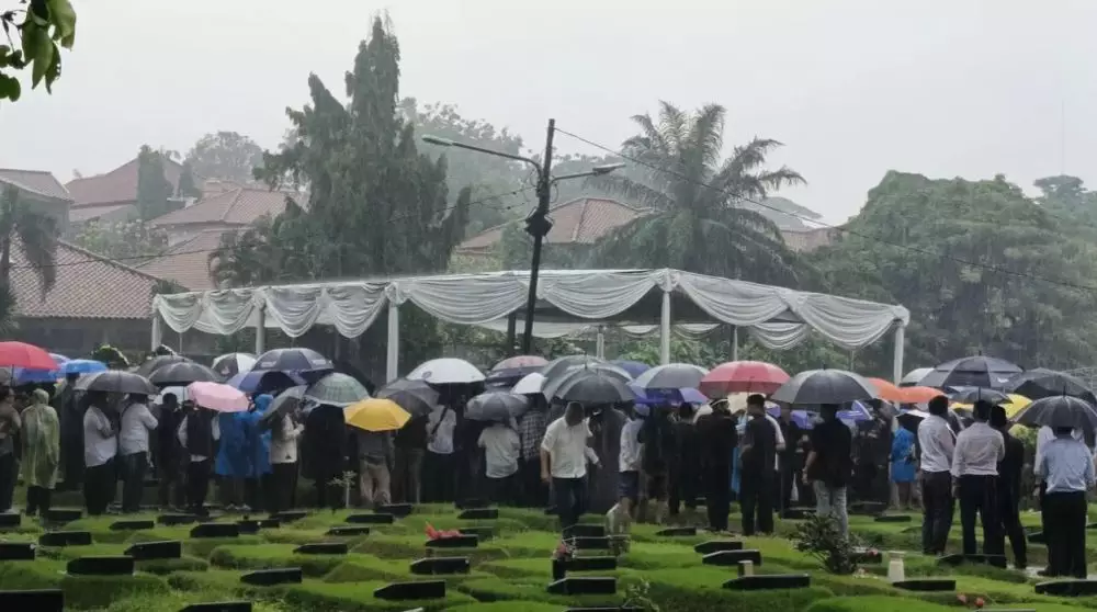 momen pemakaman Ibrahim Sjarief © berbagai sumber momen pemakaman Ibrahim Sjarief © berbagai sumber