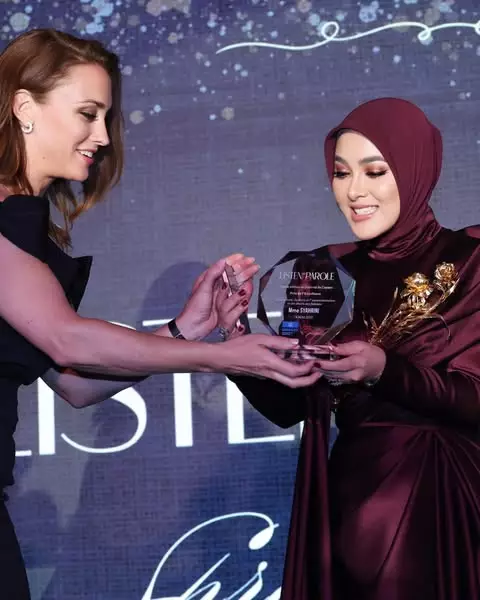 Syahrini kenalan dengan keluarga bangsawan Jerman © berbagai sumber Syahrini kenalan dengan keluarga bangsawan Jerman © berbagai sumber