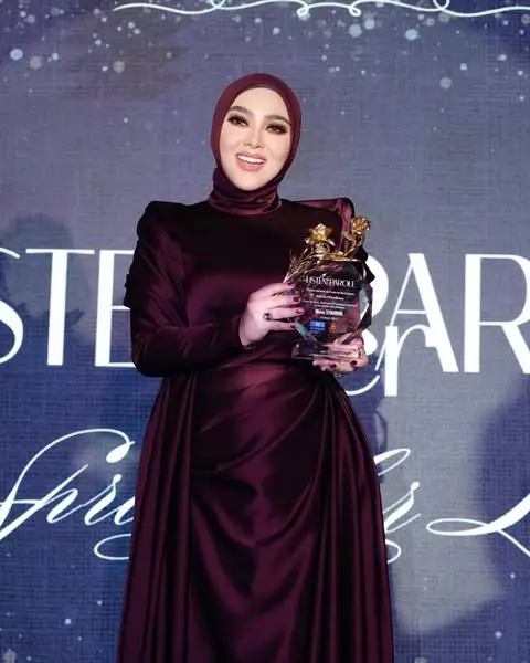 Syahrini kenalan dengan keluarga bangsawan Jerman © berbagai sumber Syahrini kenalan dengan keluarga bangsawan Jerman © berbagai sumber