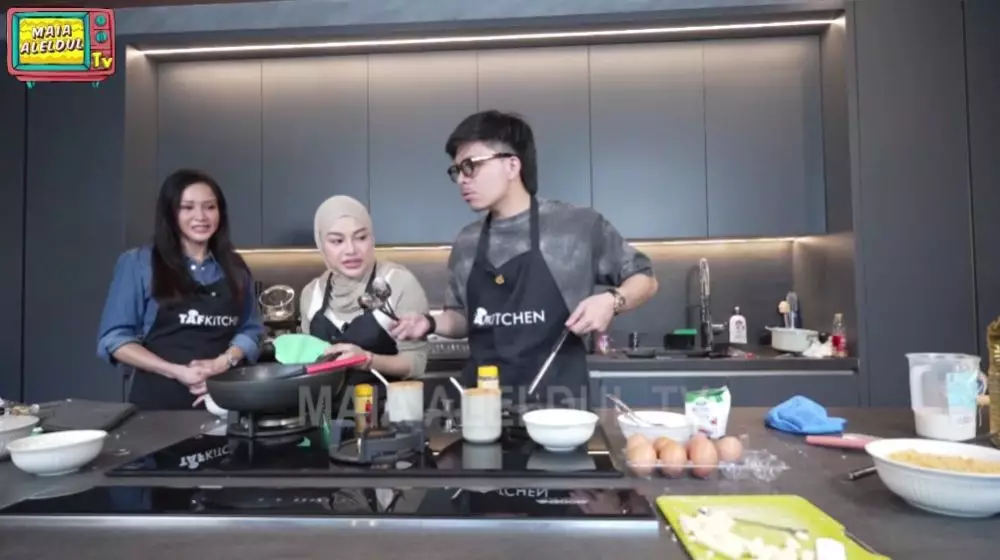 cara Atta Halilintar menata dapur hitam © berbagai sumber cara Atta Halilintar menata dapur hitam © berbagai sumber