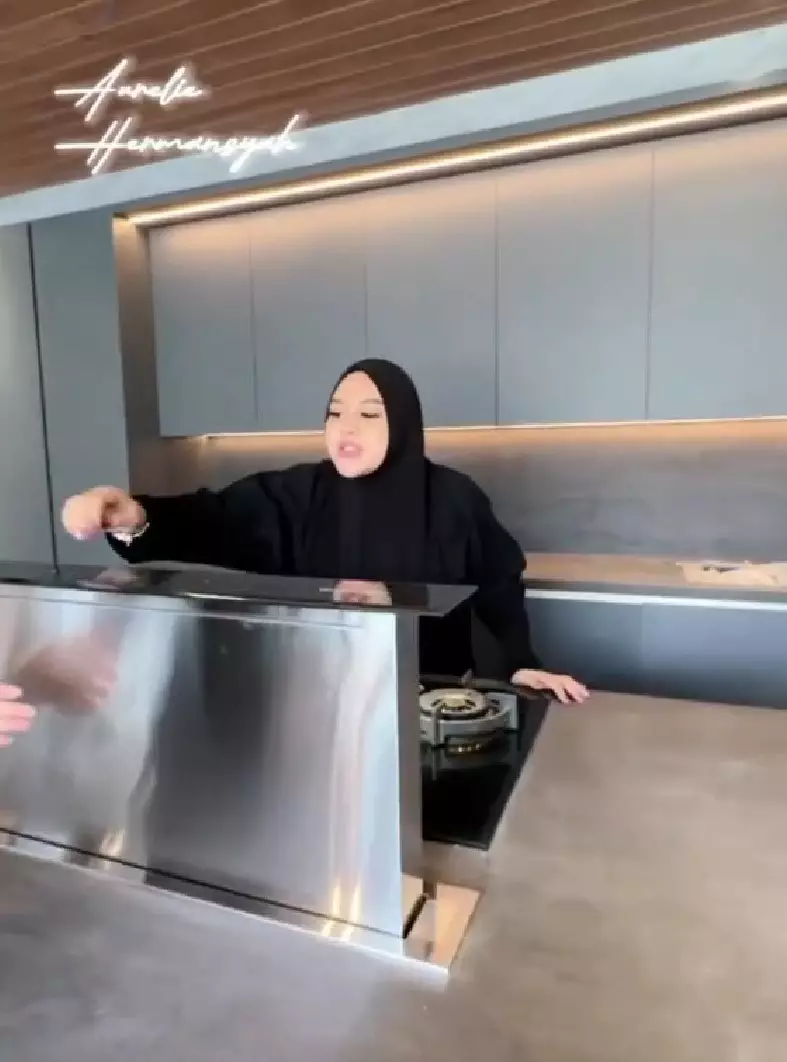 cara Atta Halilintar menata dapur hitam © berbagai sumber cara Atta Halilintar menata dapur hitam © berbagai sumber