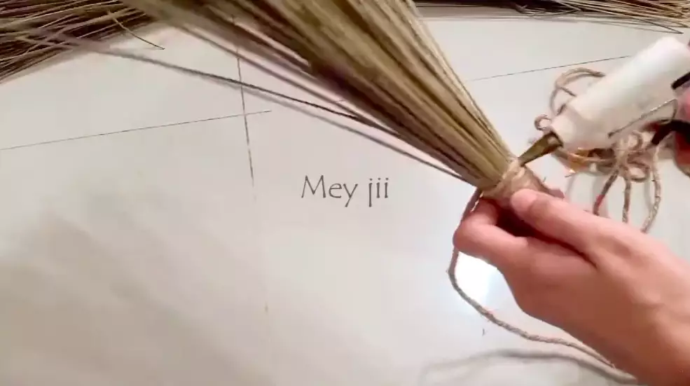 cara bikin sapu lidi mini © 2023 brilio.net