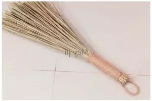 Trik bikin sapu pembersih dapur tanpa mengandalkan sapu lidi