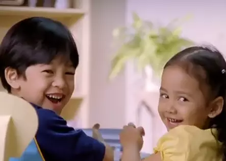 Bocah berbaju kuning di iklan susu kental manis  © 2023 brilio.net