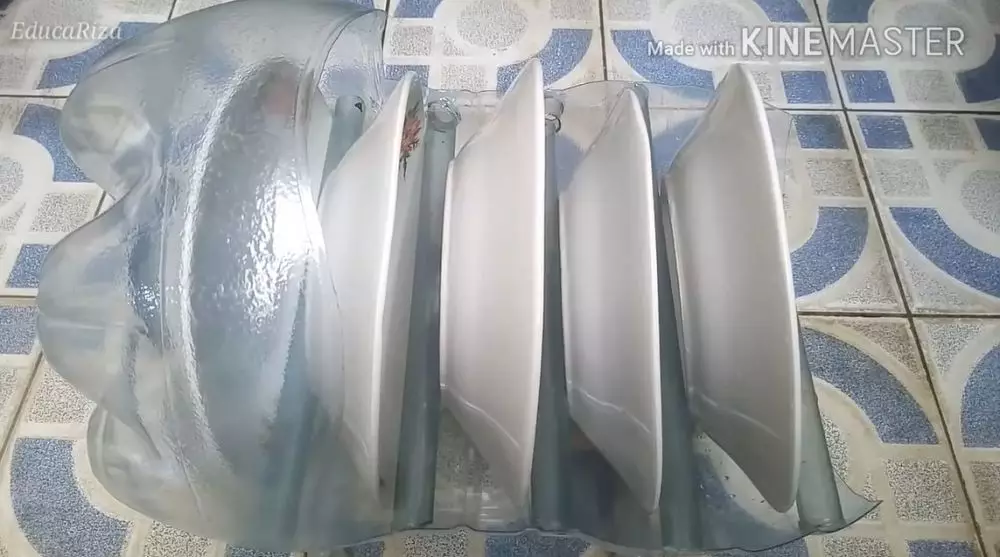 Aksi kreatif warganet bikin rak pengering piring © YouTube