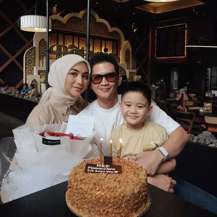 Dulu ingin jadi pramugari tapi malah berprofesi artis sinetron, kini dijuluki hot mom di usia 31 tahun berbagai sumber