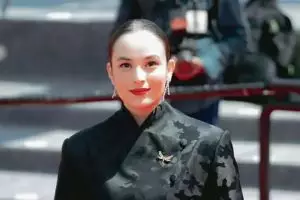 Tampil di Cannes 2025 dengan busana klasik modern, gaya Chelsea Islan curi perhatian
