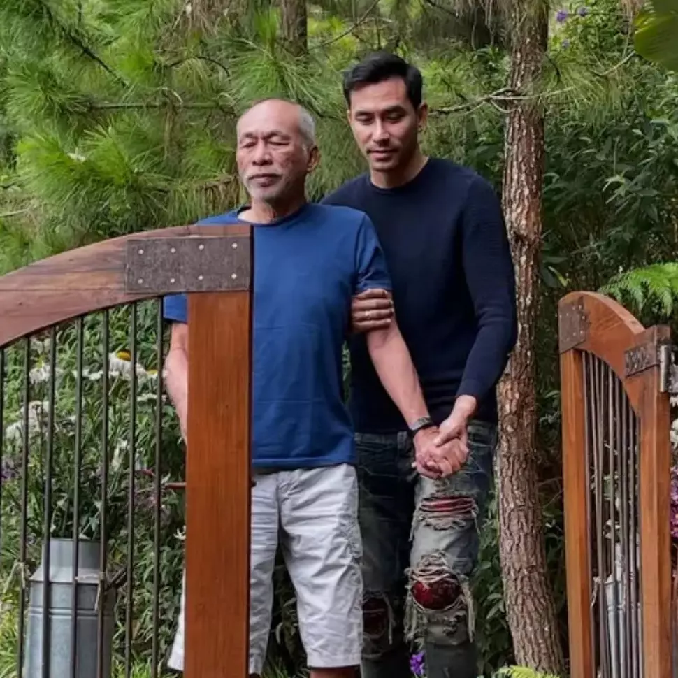 Bikin haru, ini 6 Potret kebersamaan Darius Sinathrya dan mendiang ayah saat liburan