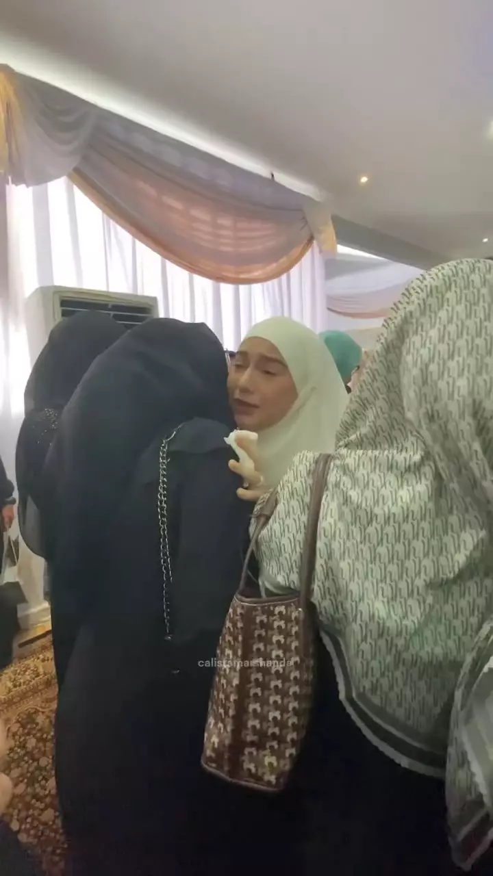 pengajian pemberangkatan haji haldy sabri irish bella  © 2025 Instagram