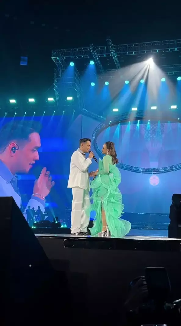 Afgan beri kejutan duet di konser Rossa © TikTok Afgan beri kejutan duet di konser Rossa © TikTok