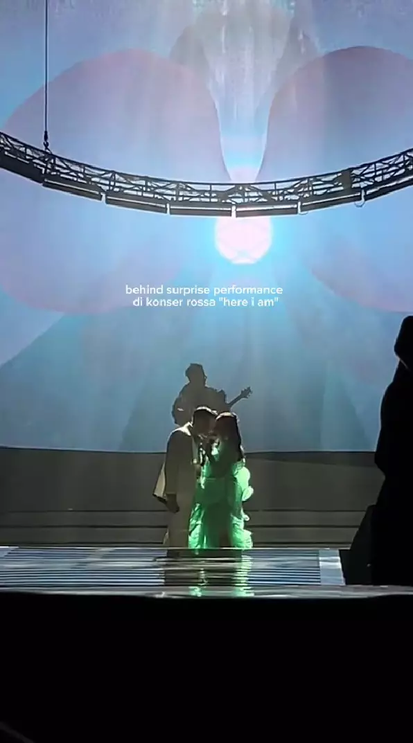 Afgan beri kejutan duet di konser Rossa © TikTok Afgan beri kejutan duet di konser Rossa © TikTok