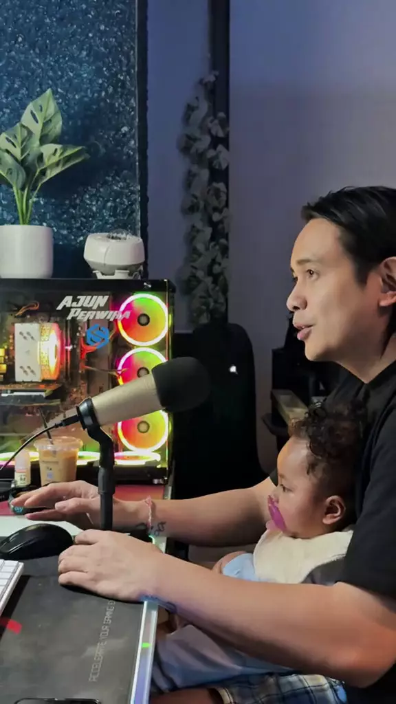 jennifer jill ajun perwira momong anak adopsi  © 2025 brilio.net