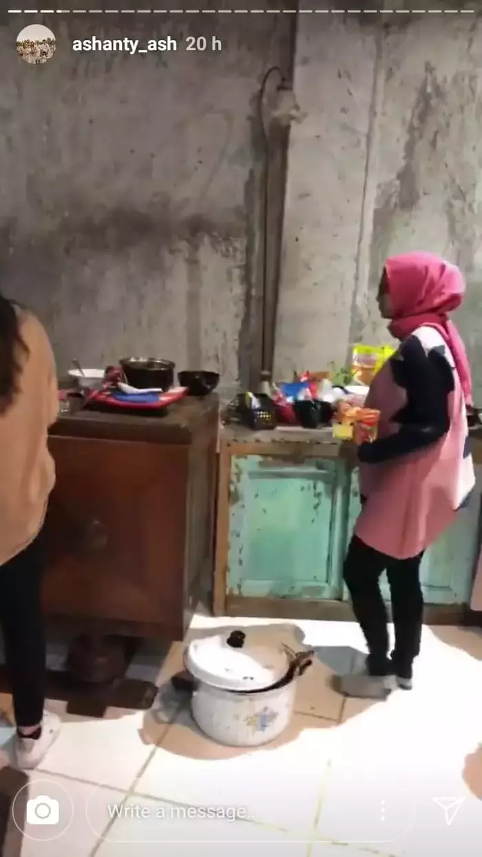dapur mulan jameela bak tempat masak desa  © 2025 Instagram dapur mulan jameela bak tempat masak desa  © 2025 Instagram