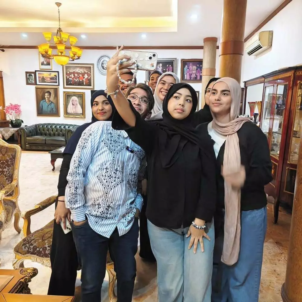 ruben onsu bertemu keluarga besar muslim  © 2025 brilio.net ruben onsu bertemu keluarga besar muslim  © 2025 brilio.net