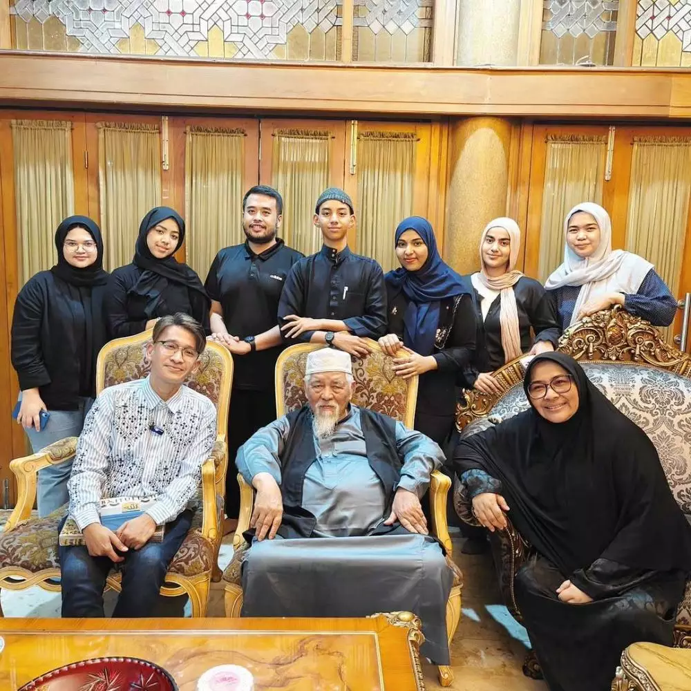 ruben onsu bertemu keluarga besar muslim  © 2025 brilio.net ruben onsu bertemu keluarga besar muslim  © 2025 brilio.net