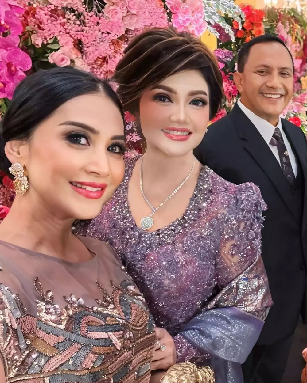 bella saphira gelar pernikahan anak sambung  © 2025 Instagram