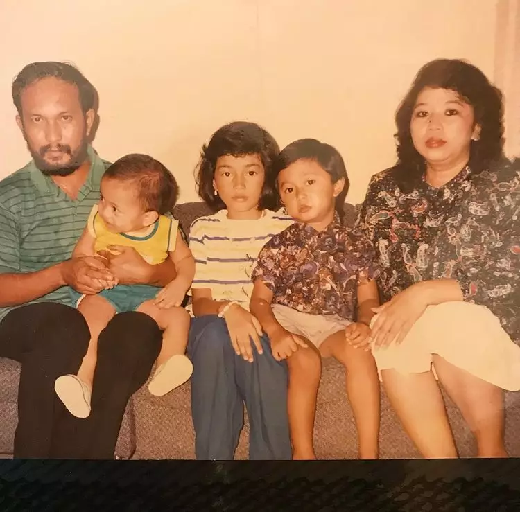 Potret lawas penyanyi bareng keluarga © berbagai sumber Potret lawas penyanyi bareng keluarga © berbagai sumber