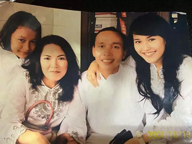 Potret lawas penyanyi bareng keluarga © berbagai sumber Potret lawas penyanyi bareng keluarga © berbagai sumber