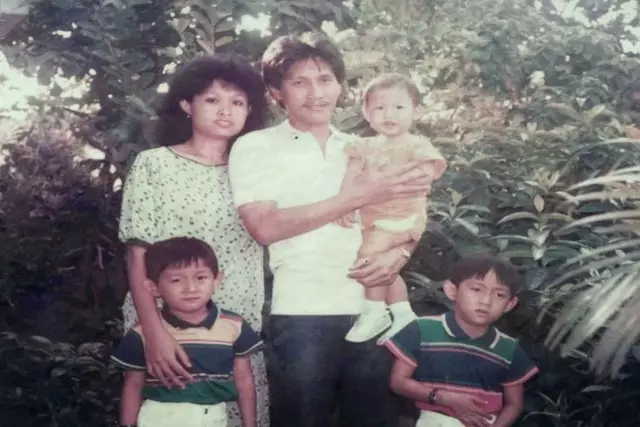 Potret lawas penyanyi bareng keluarga © berbagai sumber Potret lawas penyanyi bareng keluarga © berbagai sumber