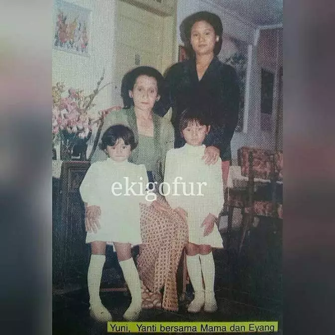 Potret lawas penyanyi bareng keluarga © berbagai sumber Potret lawas penyanyi bareng keluarga © berbagai sumber