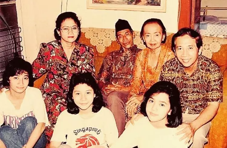 Potret lawas penyanyi bareng keluarga © berbagai sumber Potret lawas penyanyi bareng keluarga © berbagai sumber