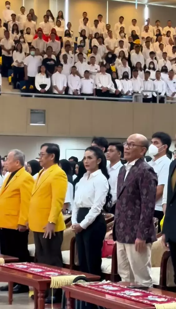 Dari imut hingga gemesin, begini potret lawas 13 penyanyi bareng keluarga penuh kenangan indah berbagai sumber Dari imut hingga gemesin, begini potret lawas 13 penyanyi bareng keluarga penuh kenangan indah berbagai sumber