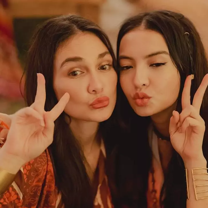 Dinobatkan sebagai "presiden jomblo" baru, intip 11 potret kedekatan Raline Shah dengan Luna Maya