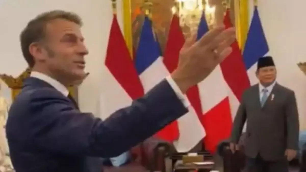 Momen Emmanuel Macron bertemu Prabowo di Istana,  Presiden Prancis takjub dengan lukisan Soekarno
