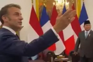 Momen Emmanuel Macron bertemu Prabowo di Istana,  Presiden Prancis takjub dengan lukisan Soekarno
