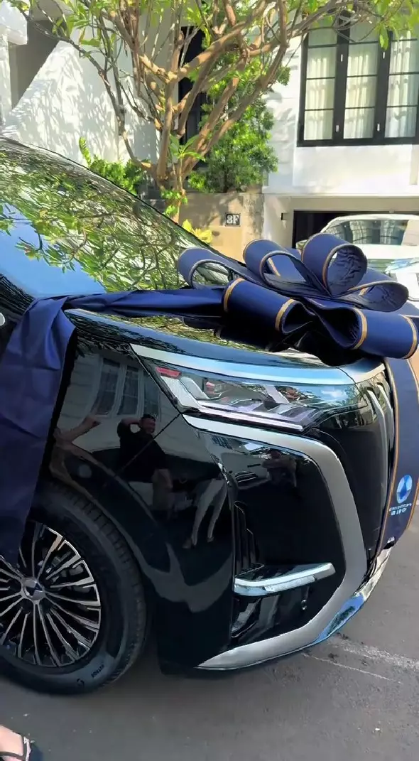 potret Kirana Larasati beri hadiah mobil anak © TikTok