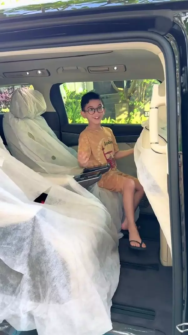 potret Kirana Larasati beri hadiah mobil anak © TikTok