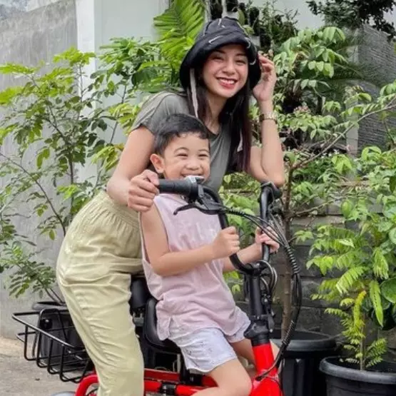 Manjakan anak semata wayang, ini 5 potret Kirana Larasati beri hadiah mobil di ultahnya ke-9