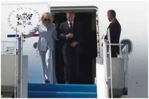 Sambil bergandengan tangan, Presiden Macron serta Brigitte tiba di Yogyakarta dan disambut Prabowo