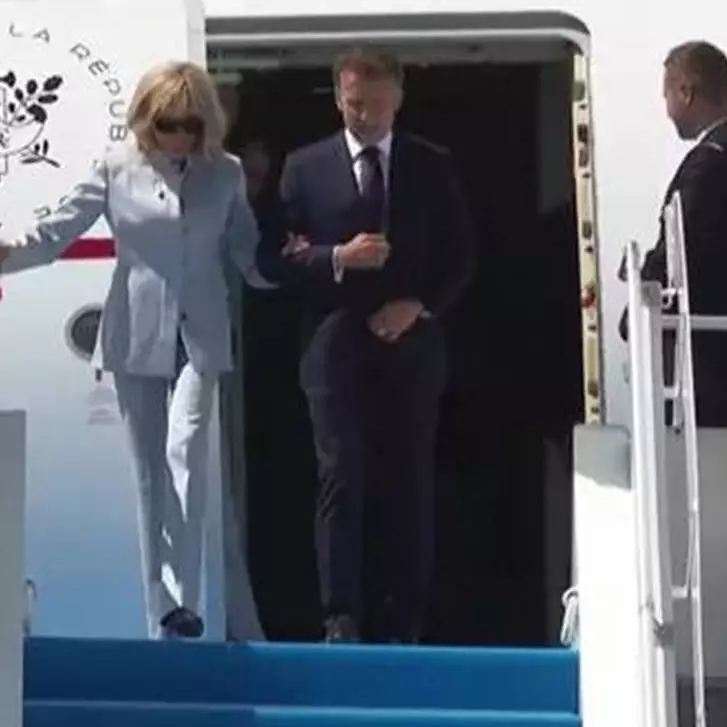 Sambil bergandengan tangan, Presiden Macron serta Brigitte tiba di Yogyakarta dan disambut Prabowo