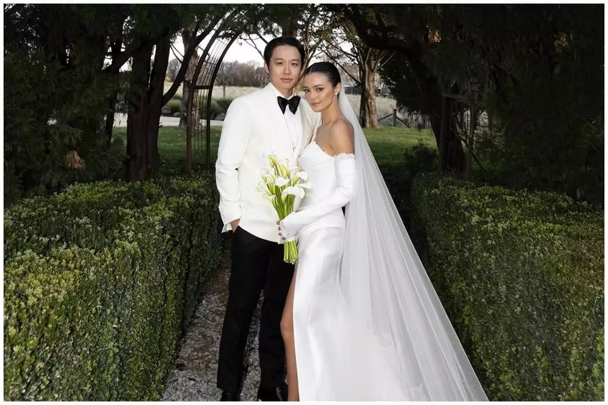 Akhirnya unggah foto menikah, 10 potret Amanda Rawless dipersunting Adriel Susanteo ini romantis abis