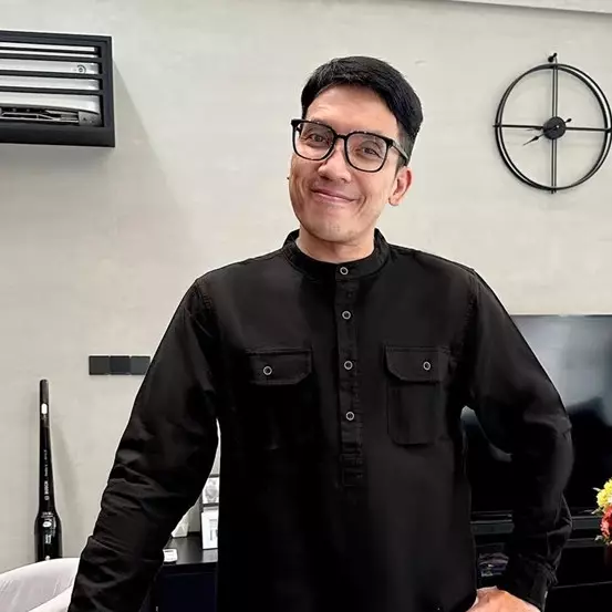 Jadi lebih mewah usai renovasi, ini 5 cara Desta menata dapur minimalis serba hitam tetap estetik