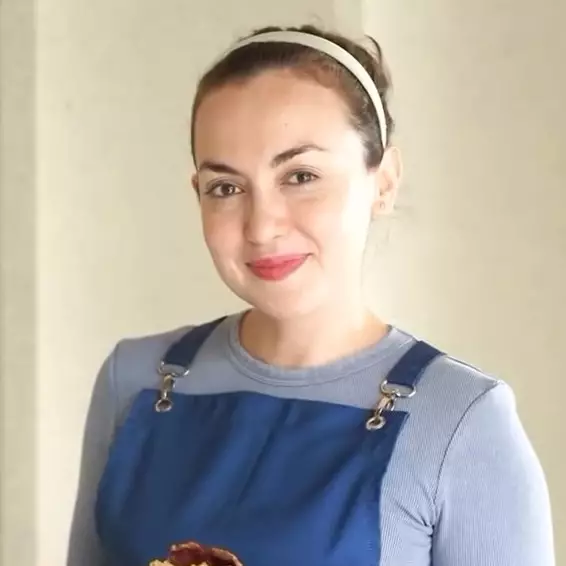 Dibangun di bawah tangga, ini 5 cara Rianti Cartwright  menata dapur segaris tetap rapi dan mewah