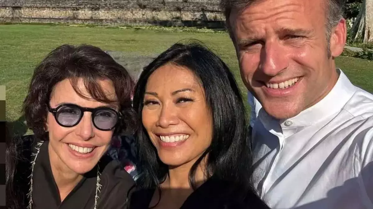 Selfie mahal Anggun C Sasmi bareng Presiden Macron di Candi Borobudur