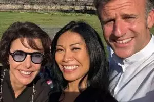 Selfie mahal Anggun C Sasmi bareng Presiden Macron di Candi Borobudur